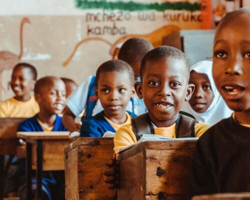groupe-enfants-africains-dans-salle-classe-visage-souriant_751167-99